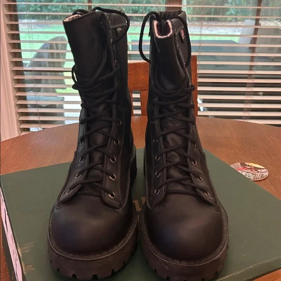 Danner Acadia 200G 8”H Black pair of boots Men's Size 7.5 EE